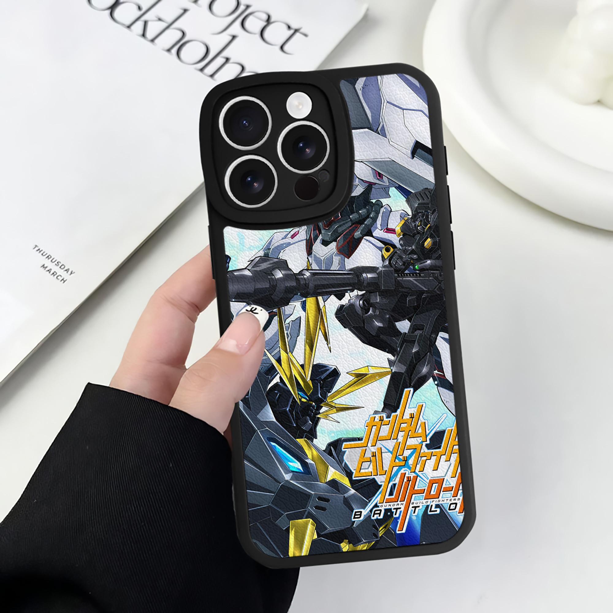 （画像用） 機動戦士ガンダム Mobile Suit Gundam 【iPhone 16シリーズ対応】シリコンスマホケース（レザー調） 材質：シリコン